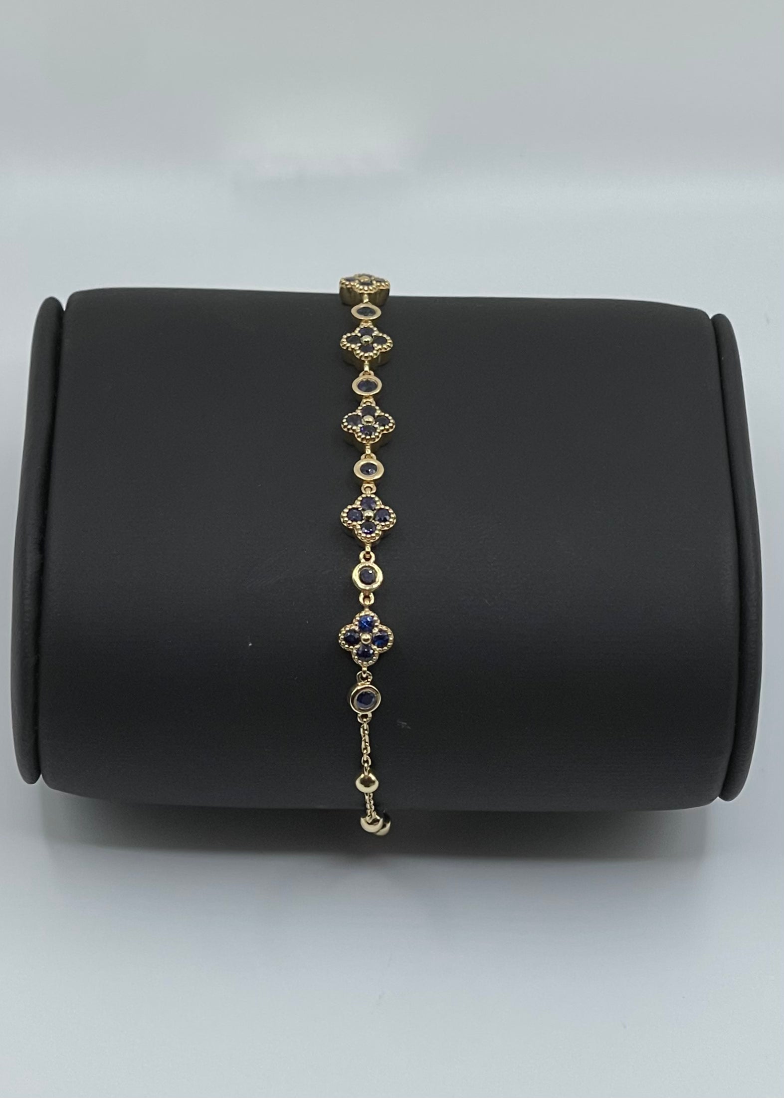 Elegant Quatrefoil Sapphire and 18k Yellow Gold Bracelet - 5.75ctw Sapphires