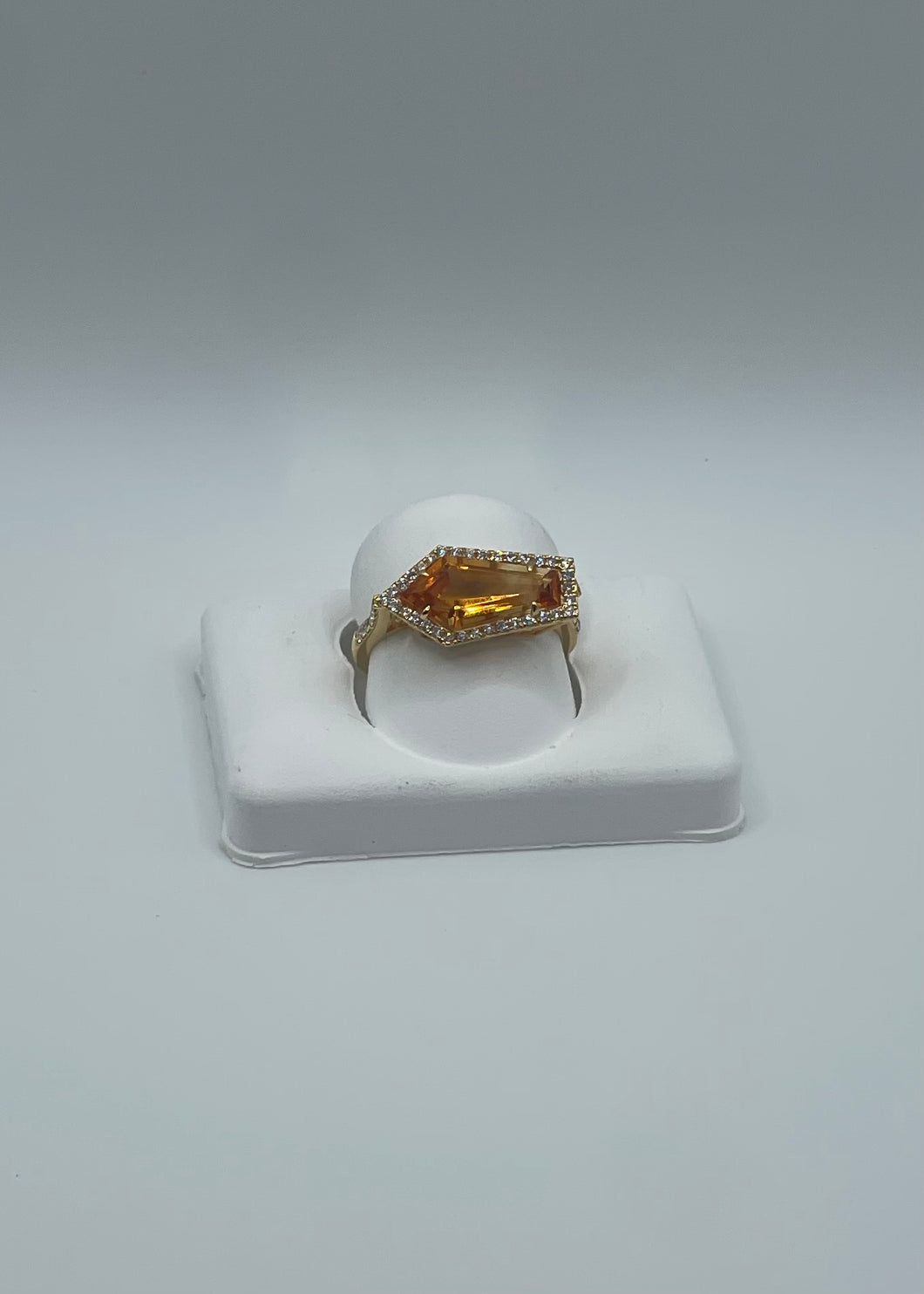 Stunning 18k Yellow Gold Ring with 2.40ct Citrine & 0.33ct Diamonds, Size 7